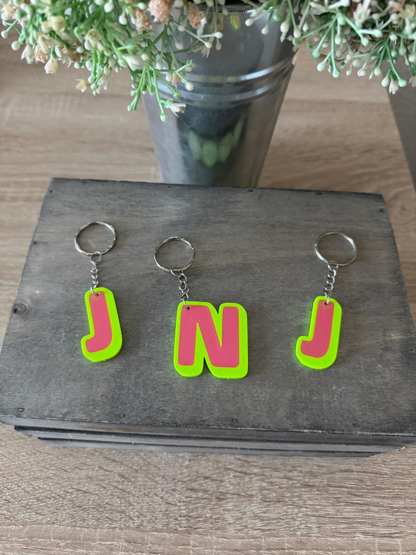 🔑Llavero Inicial bicolor 3D – ¡Luce tu letra con estilo! 🔤✨