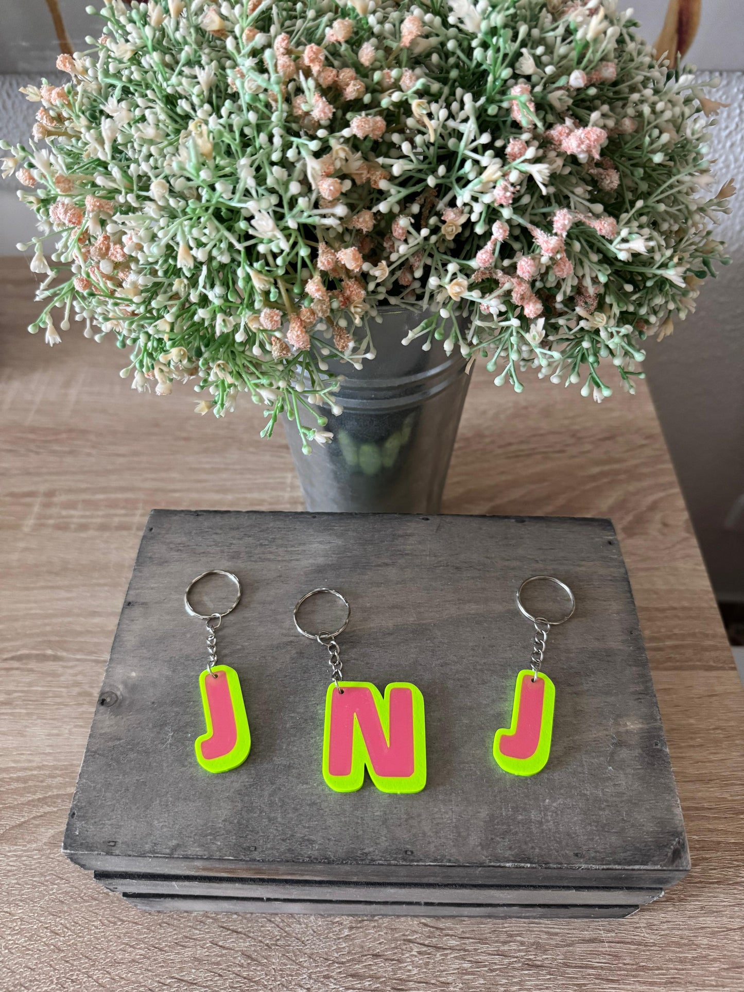 🔑Llavero Inicial bicolor 3D – ¡Luce tu letra con estilo! 🔤✨