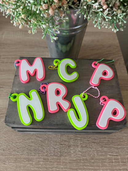 🔑Llavero Inicial 3D – La letra que dice “¡Est@ soy yo!”