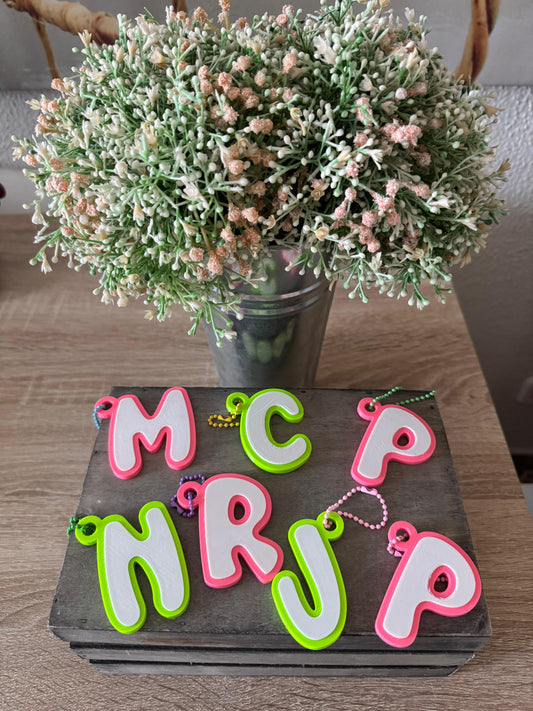 🔑Llavero Inicial 3D – La letra que dice “¡Est@ soy yo!”